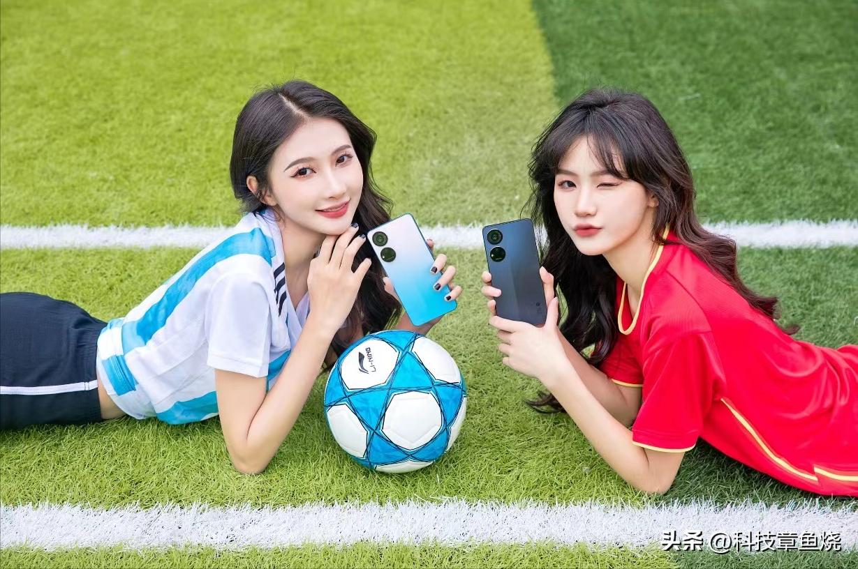 可爱的足球宝贝凹造型,足球宝贝的装扮很好看