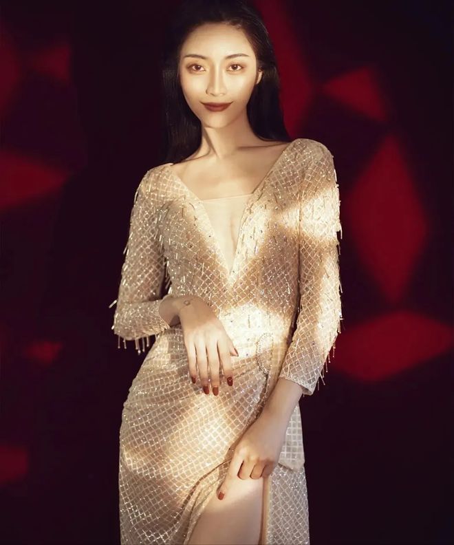 30岁模特瞒着母亲，未婚生下混血三胞胎：宁做单亲也不结婚