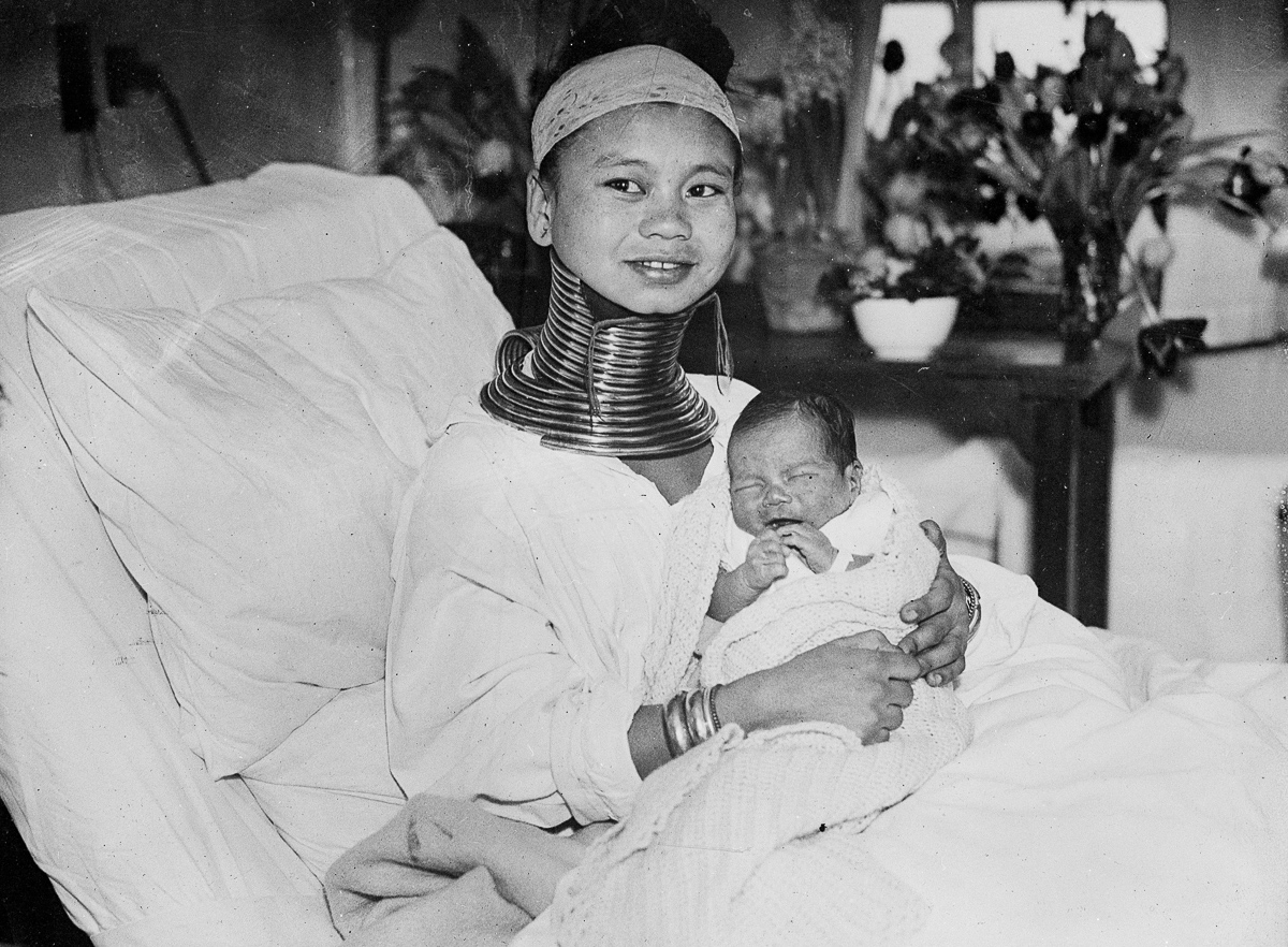 以脖子长为美的民族，脖子上戴满重铜环，一生只有3次机会取下