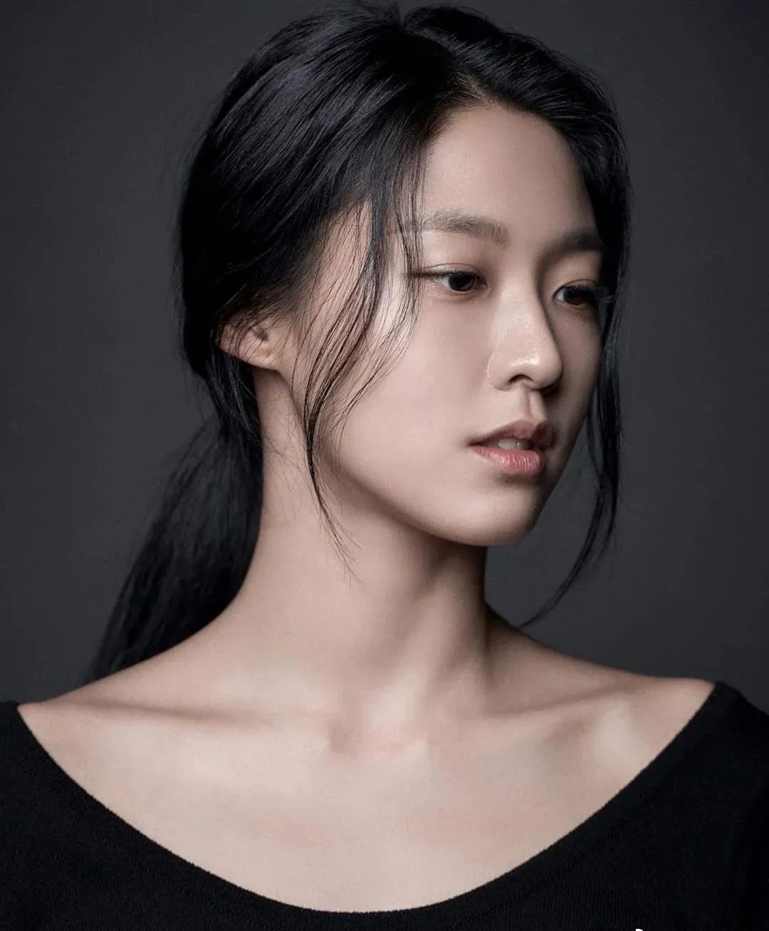 被网友称为“韩国最强肉体”身材演技在线的金雪炫还热衷慈善事业