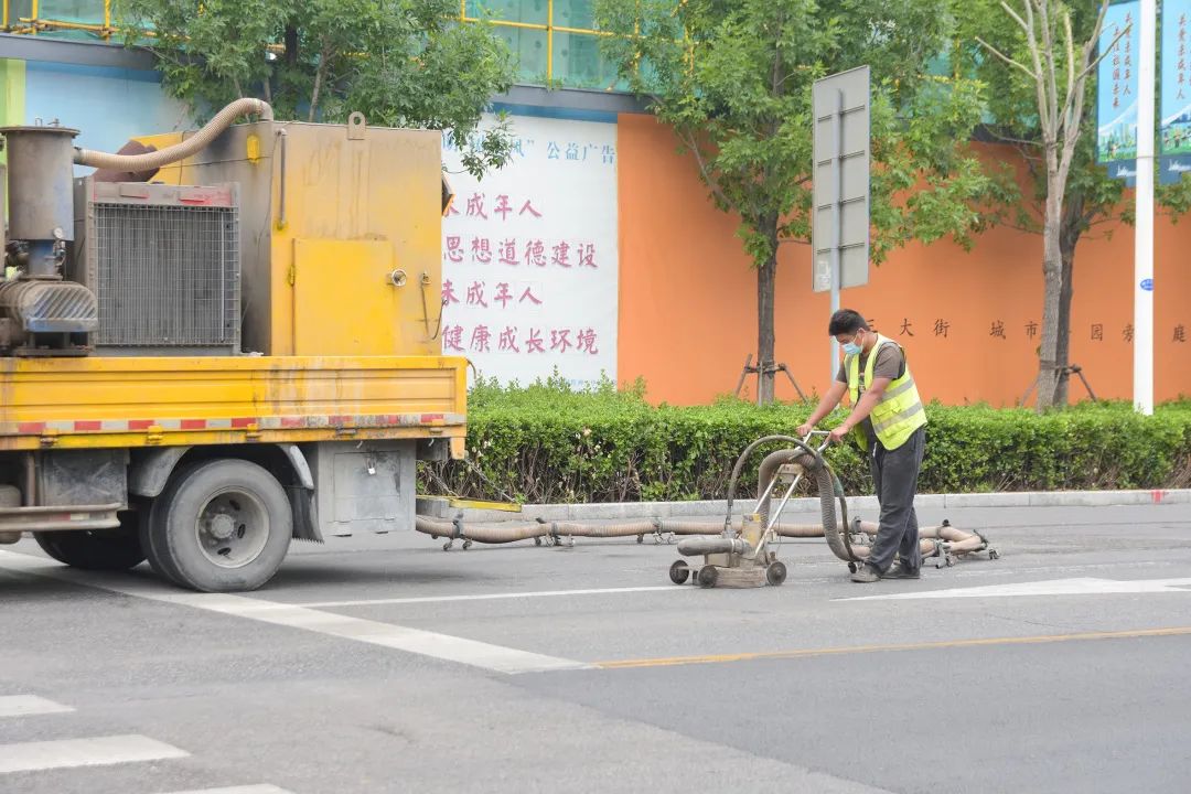 全市首条智能潮汐车道试运行,泰达潮汐车道