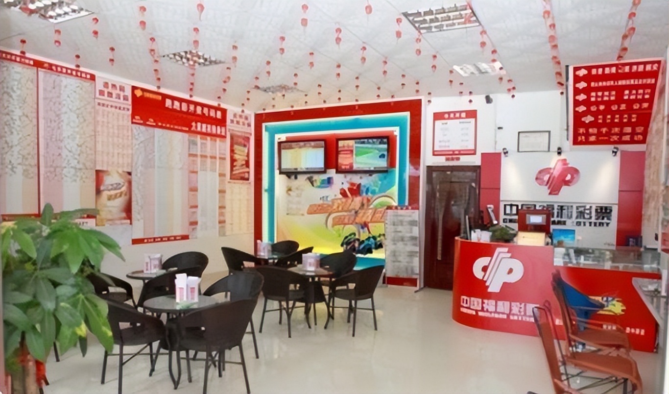 小伙卖彩票一年挣80亿,拾荒男子桥洞研究彩票完整视频