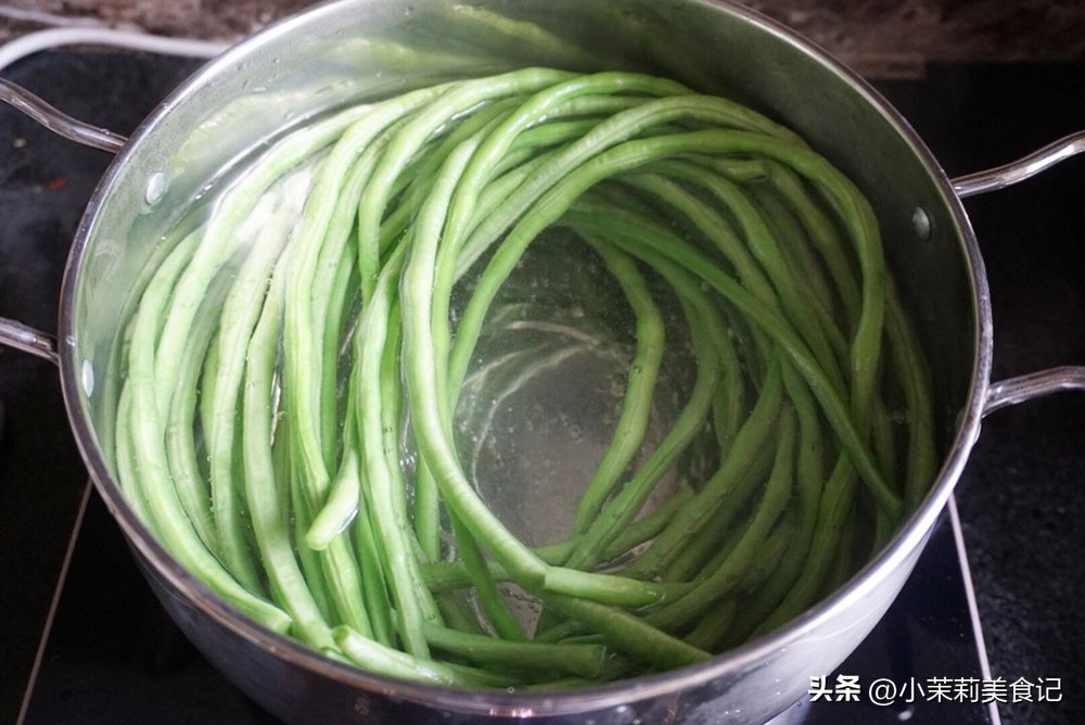 晒干豆角不焯水用盐腌一个晚上,晒干豆角不过水可以吗