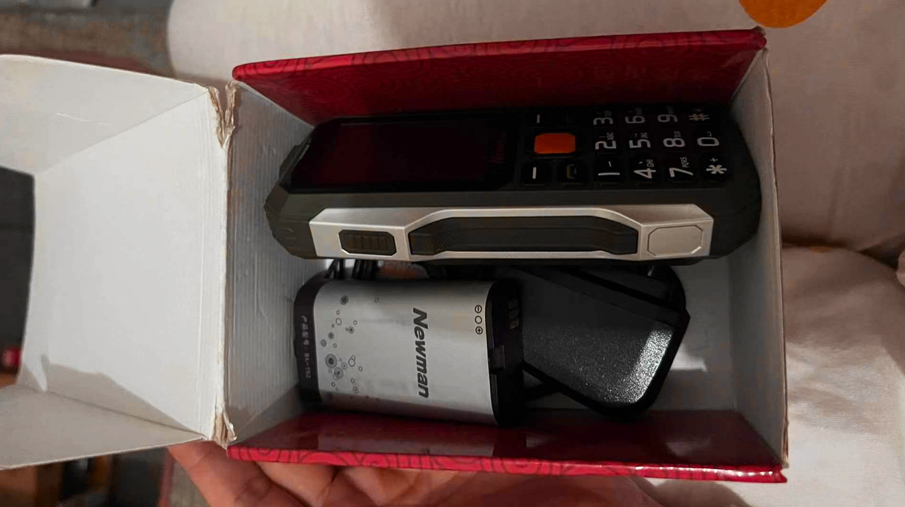 纽曼v18三防老人机,纽曼三防老人机如何插卡