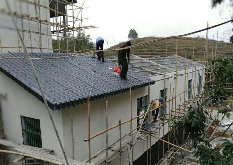 自建房房顶琉璃瓦利弊,树脂瓦红顶白底好用