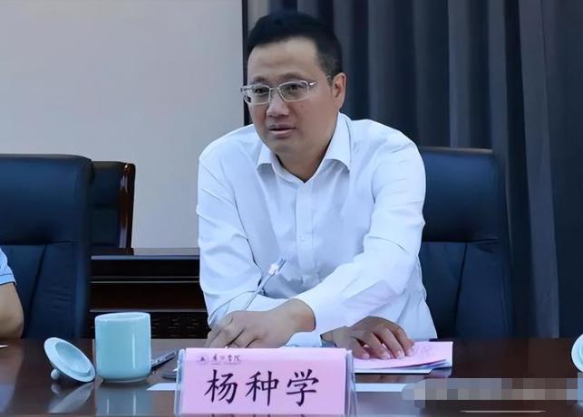 和书记开房已婚少妇*裤底**被扒：7家公司背景惊人，权色交易惯犯