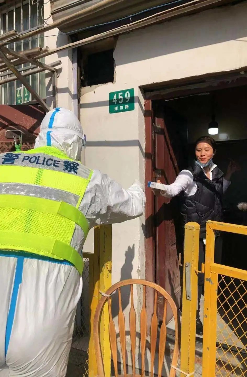 【抗疫一线】上海虹口：从“临时上任”到“居民公认”90后民警如何做好疫情下的小巷总理