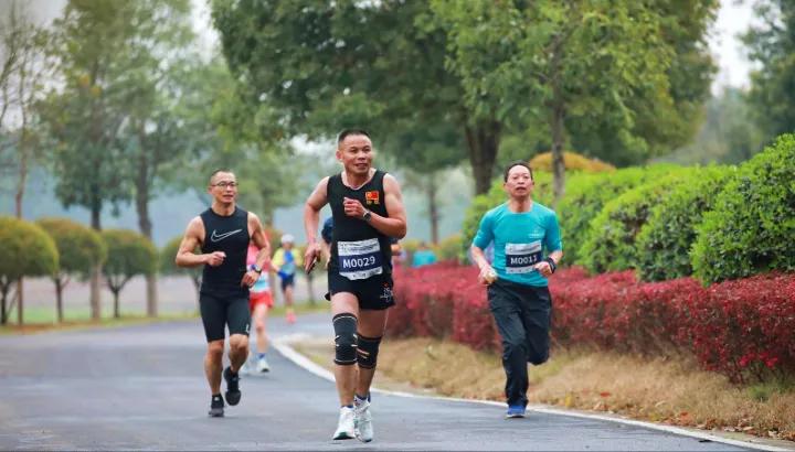 运动老乡(106)永州巅峰跑赛途中捆鞋带