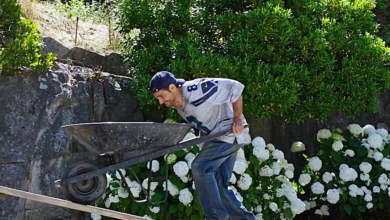 富豪落水失忆，被女人捡回家，又当奶爸又当奴隶，爆笑喜剧电影