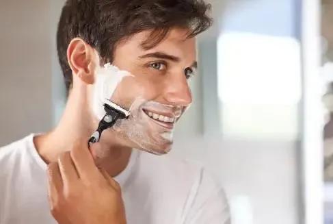 早上刚刮胡子到晚上就长出来了,早上刚刮的胡子照镜子还是有一圈