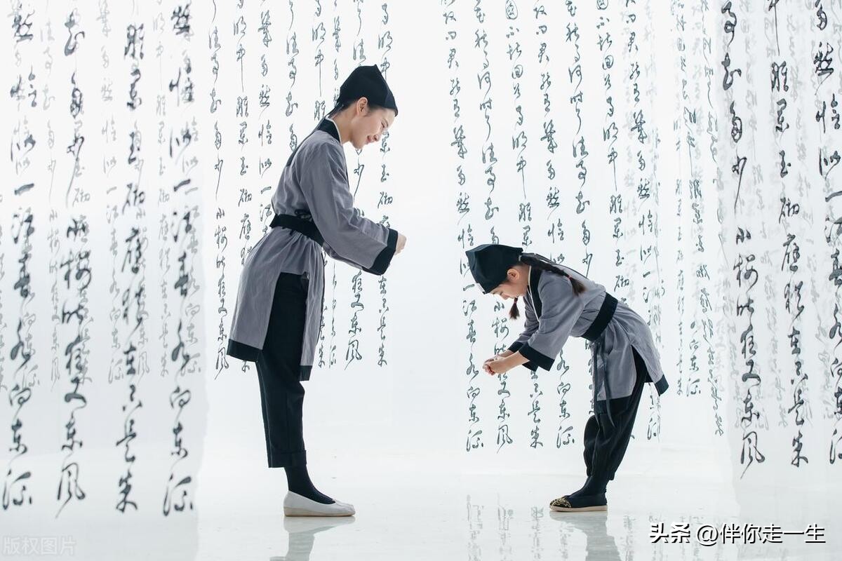 #12306回应女子脱鞋脚放小桌板：姑娘，真正的教养是让人感到舒服