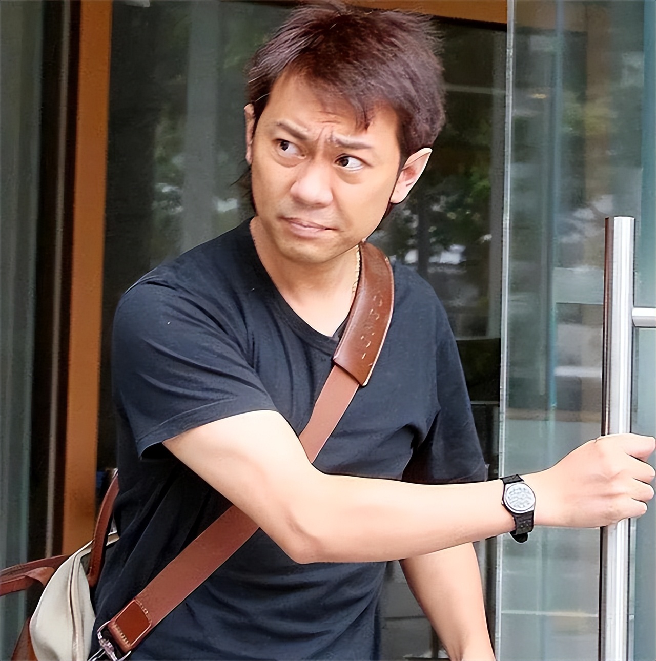 32岁小伙与8旬外国富婆同居两年，靠嘴甜吃软饭，欲骗富婆2亿遗产