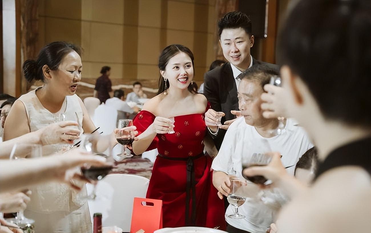 退休金被亲家盯上了？改口之后的真相让我感到心酸