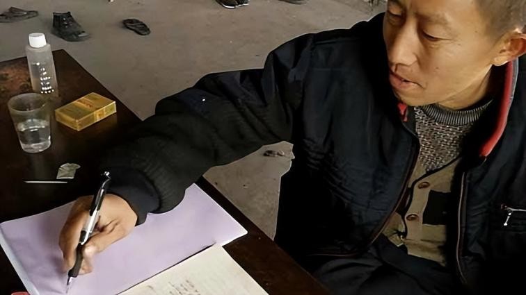 小伙卖彩票一年挣80亿,拾荒男子桥洞研究彩票完整视频