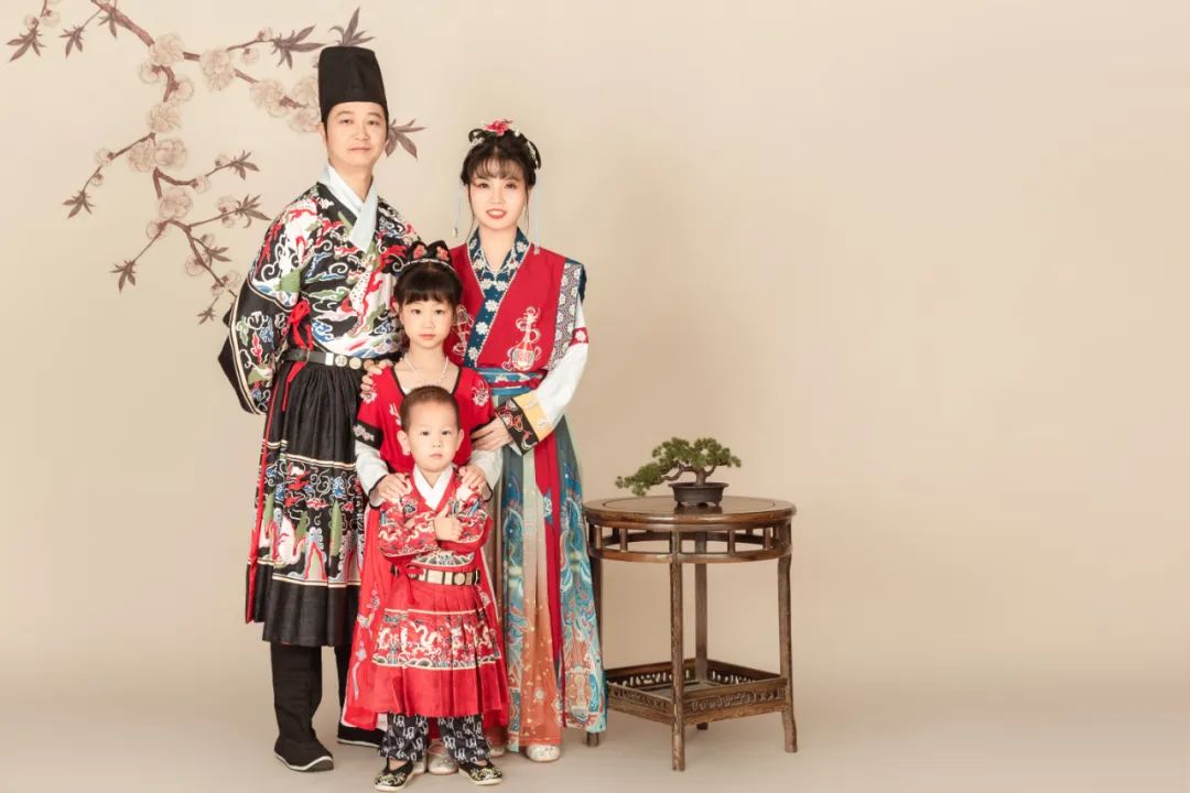 5张全家福探寻最美家庭的幸福,十口人全家福影像记录