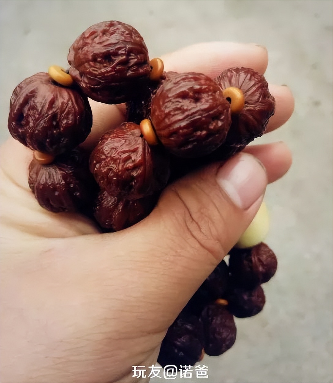 小核桃手串盘了一年,小核桃手串盘起来很油