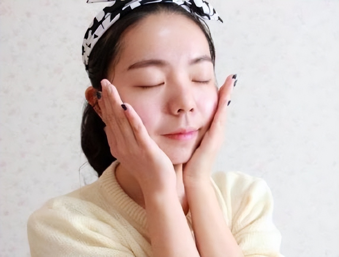 涂抹精华液真的有用吗,涂精华为什么要避开眼周