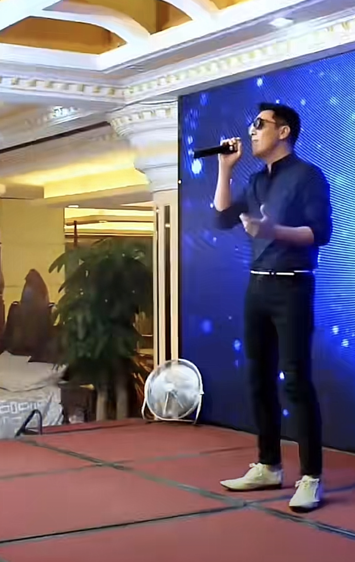 过气老艺人窘境,老戏骨沦落直播带货还债