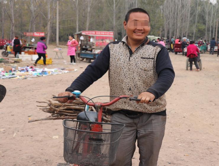 2005年,吉林山村尴尬事,村民深夜睡觉总尿床,老人:真丢人怎么见人