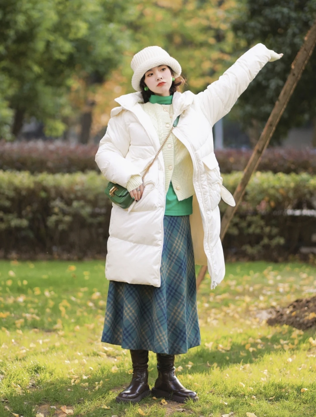 中款羽绒服配裤子好还是裙子好,羽绒服配裙子怎么搭配好看