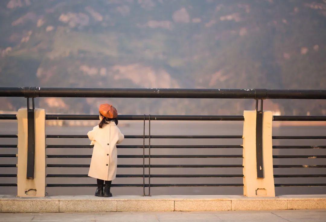 清洁工花三个月工资给孩子买手机,清洁工三个月工资买手机