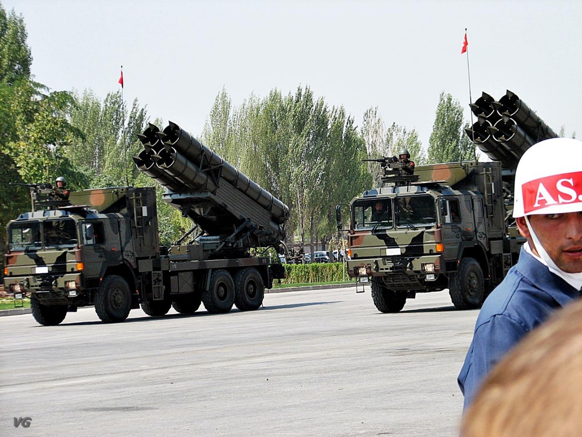 中国产远火被叛军缴获，场面很狼狈，擅长200公里内覆盖式轰炸