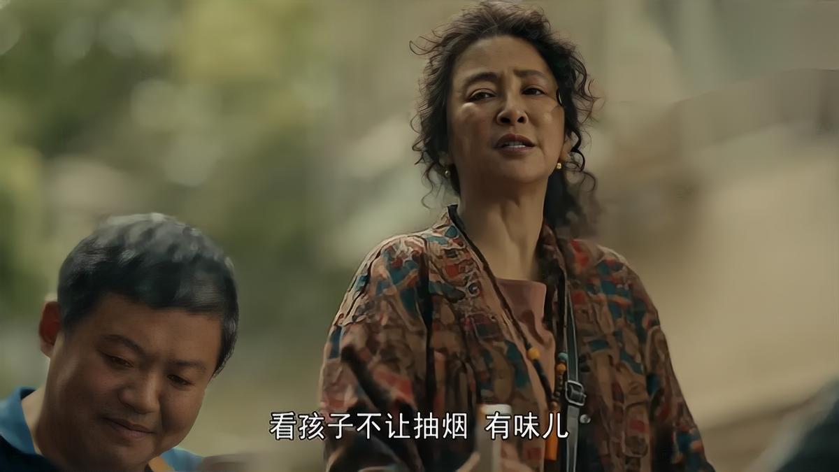 大妈在地铁里抽烟,大妈杭州地铁抽烟