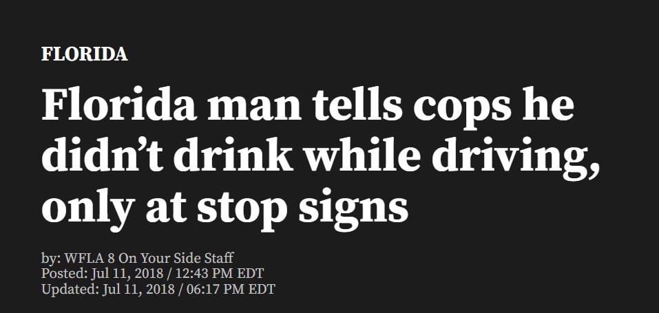 挖掘机抓玩具,挖掘机抓着飞机在飞的视频