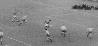 从光脚踢布条缠成的足球到成为球王，我用这部7.7分的电影缅怀他