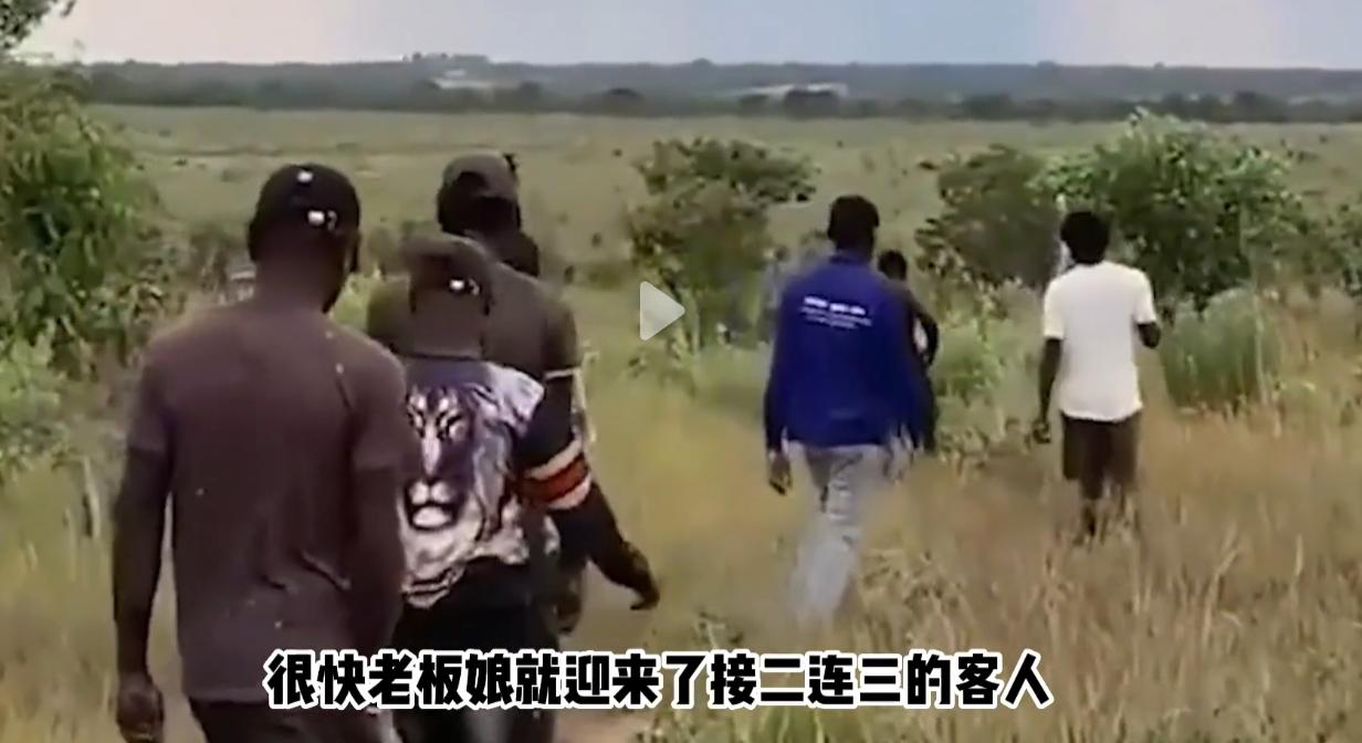 红毛猩猩被囚六年，培养成泄欲工具，身上溃烂也得接客