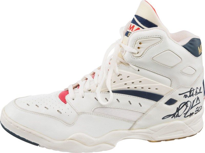 卡尔马龙拍卖球衣,卡尔马龙历年战靴