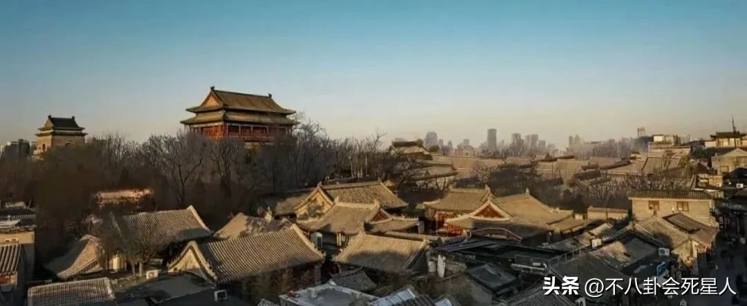 国产剧又见“假穷人”，买二手手机、抢五折牛排，却住北京四合院