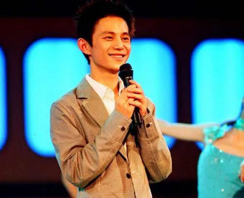 17年努力护着4个兄弟姐妹，最后却都离他而去，何炅老了，也累了