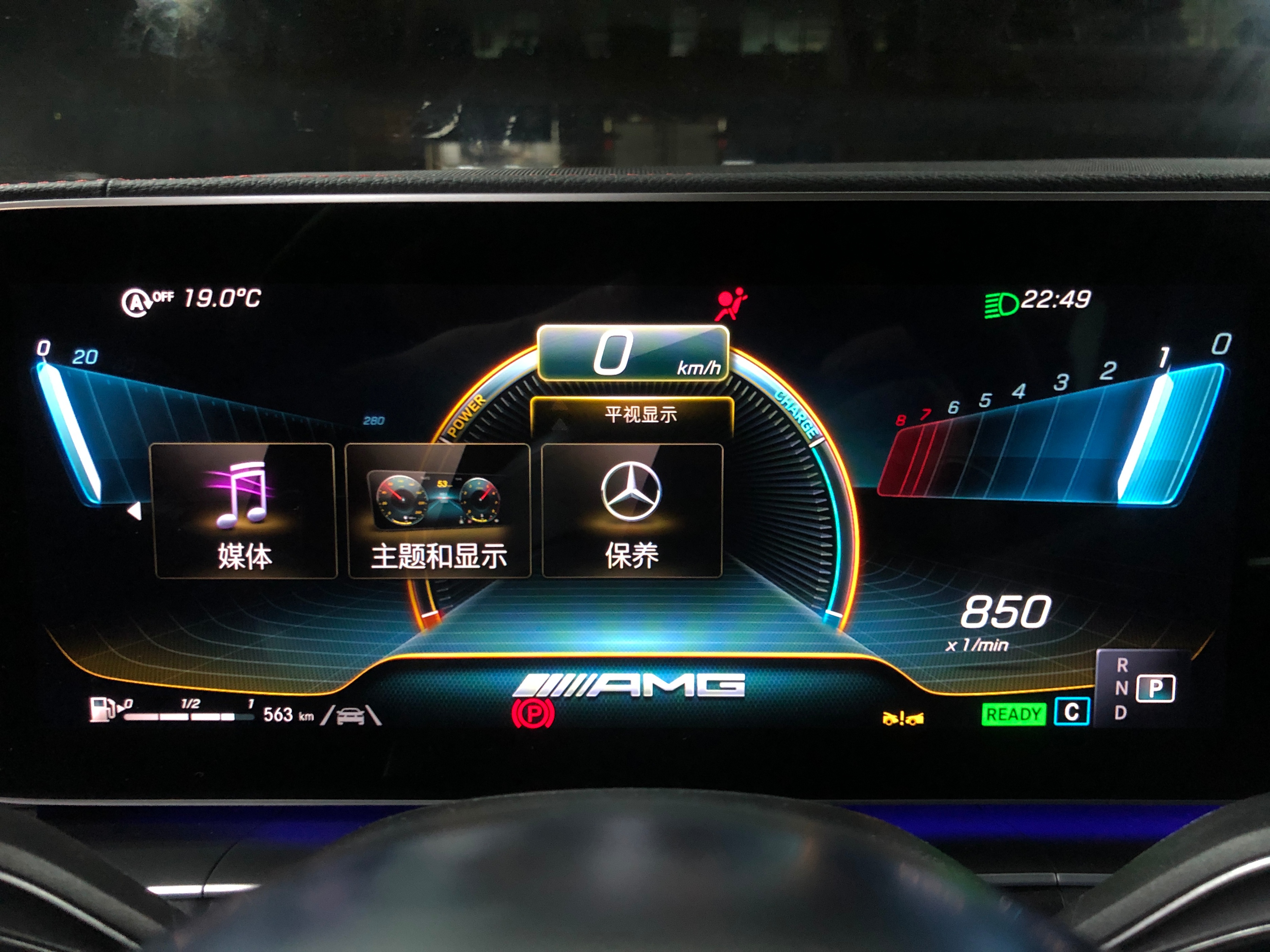 奔驰amggle53夜晚沉浸式体验,amggle53轿跑版抬头显示有点歪