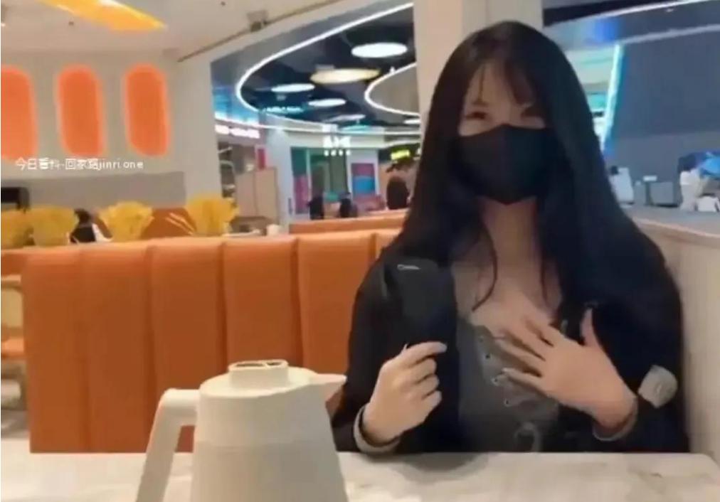 00后网红周某娜身穿黑丝，街头摆拍不雅照，男友居然也参与其中!