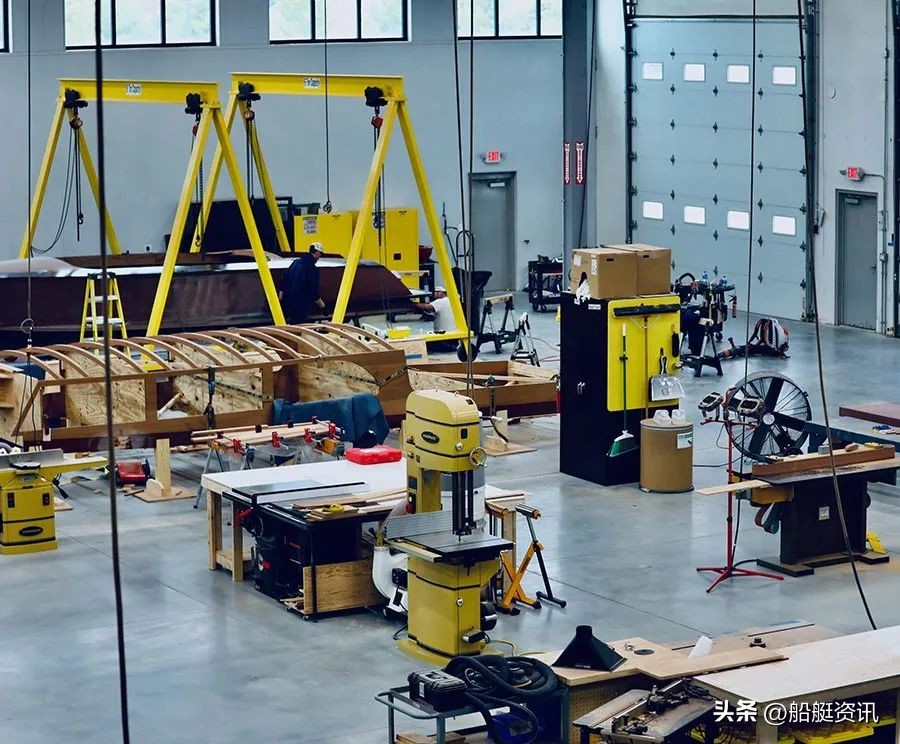 这家重生的造船商正在使用3d技术创造现代的红木经典游艇