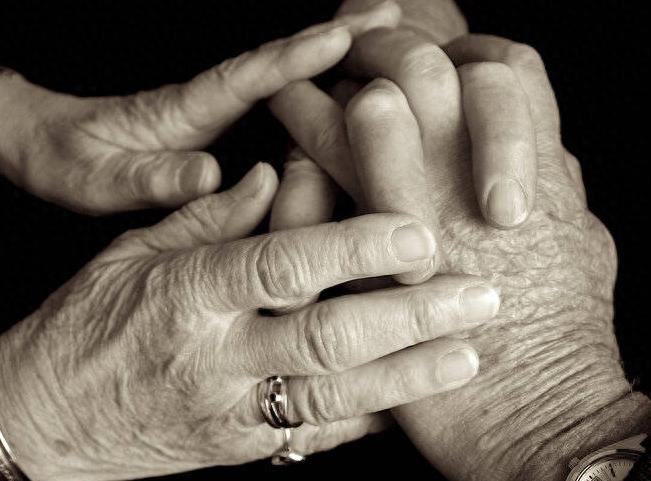 广东一男子罔顾人伦，竟将手伸向自己的母亲，是何结局？