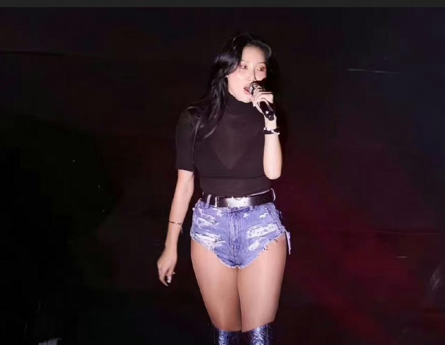 女艺人在校园表演摸*体下**舔手，污秽不堪，告发涉嫌演出淫乱罪