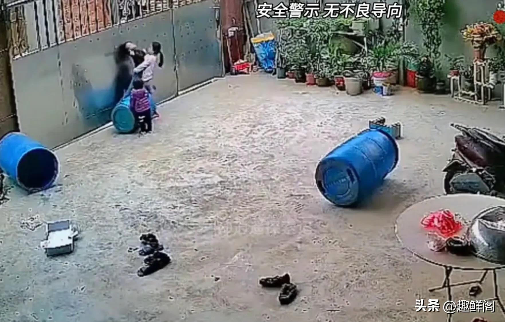 小男孩脖子被绳子挂住,小孩不慎被绳子挂住脖子完整