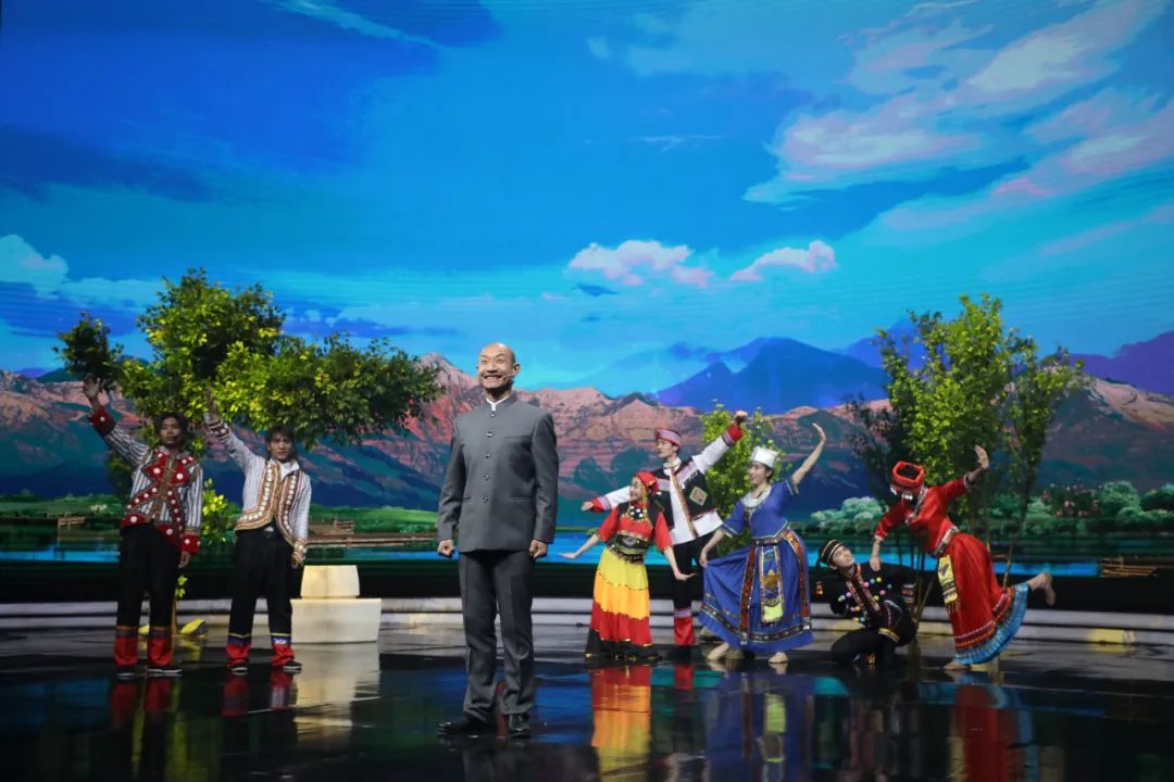 凡人微光点亮暖心之城,凡人微光央视