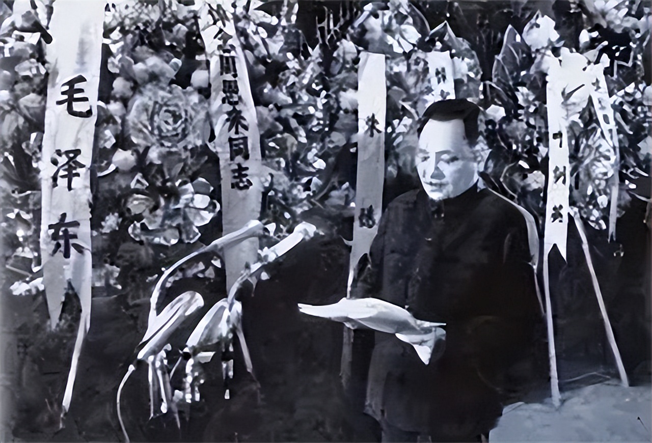 76年总理逝世，谁致悼词引争议，*剑英叶**拍板：论资历只有一人合适