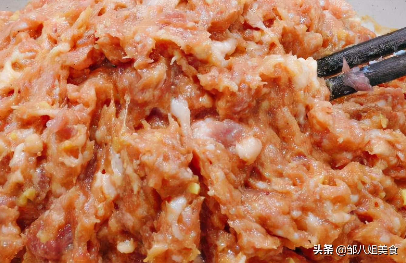 炸肉丸不加鱼做法,炸肉丸子加什么料可以让丸子蓬松