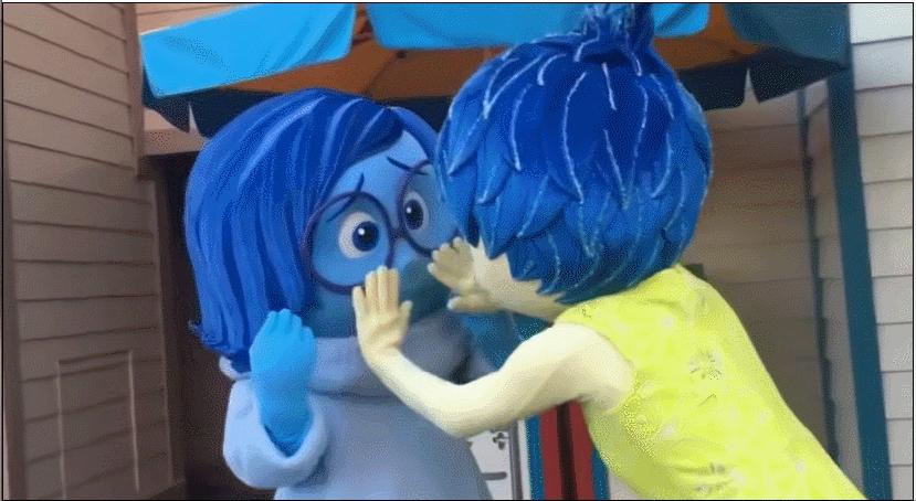 又丧又真诚？迪士尼形象忧忧被迫营业惹人怜，打工人狠狠共情