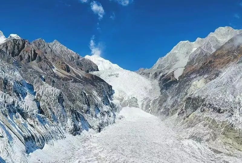 女子超市偷俩榴莲淡定装包带走,女子超市偷榴莲装包带走