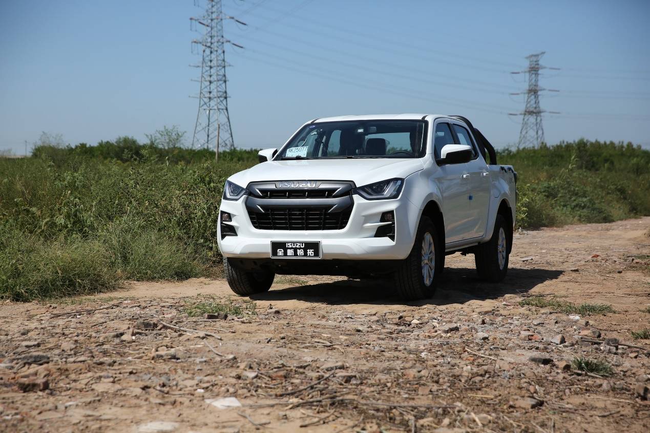 五十铃皮卡铃拓和d-max外观区别,五十铃皮卡铃拓2.5t四驱手动测试