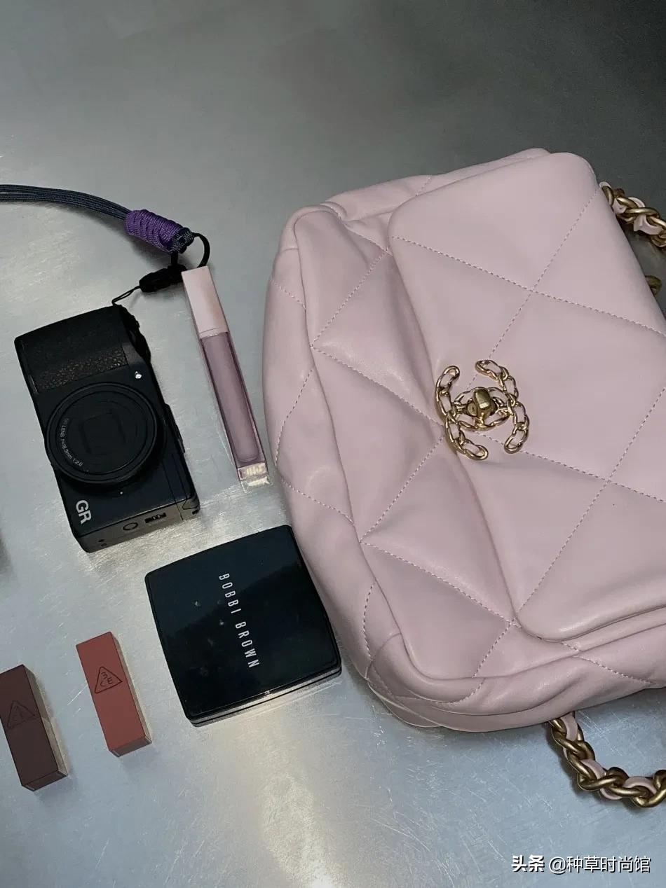 大牌包包入门推荐3000左右黑色,今年最值得入手的大牌包包推荐