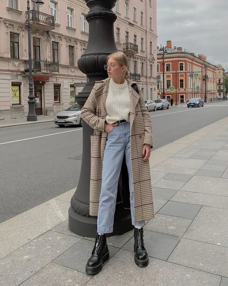 小脚裤马丁靴穿搭,牛仔裤马丁靴搭配女生腿粗冬季