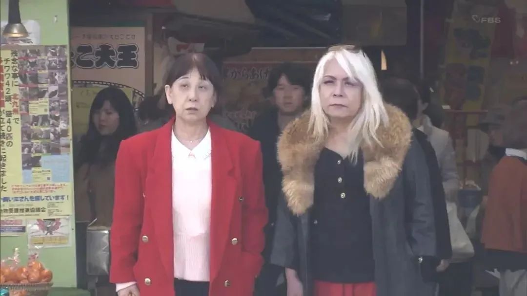 60岁老公突然变女人！梳双马尾穿短裙高跟鞋，妻子还帮洗内衣...