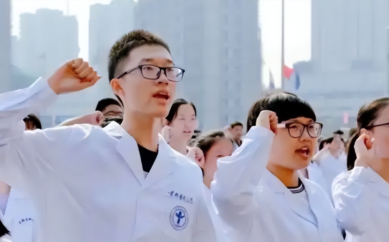 考研容易且适合考公务员的专业,考研考公务员比较有用的专业