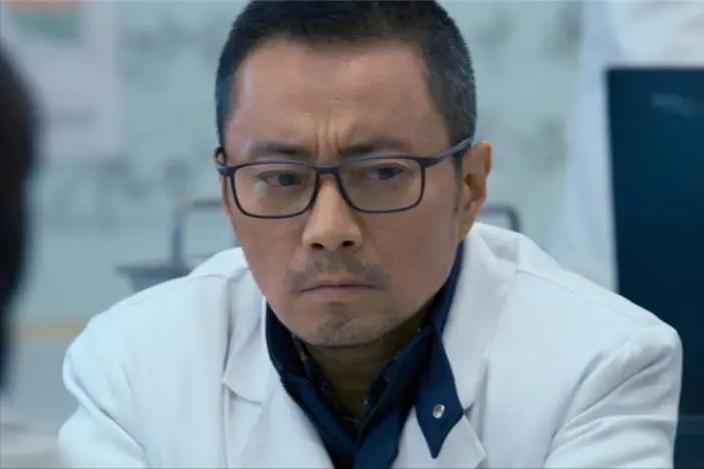 寻求集体认同的救助者，是生与死的过渡性标准，连通众人伦理情感